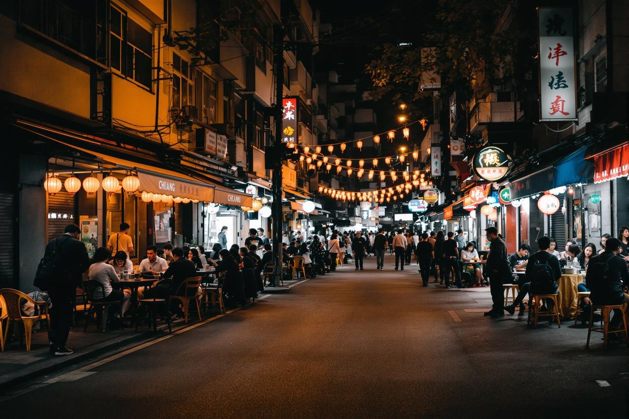 某城市深夜突发5.2级地震,当地居民深夜被震醒纷纷跑出家门 - 吃瓜福利 某城市深夜突发5.2级地震居民街头避险的社会新闻配图